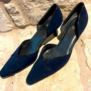 Stuart Weitzman. Navy with black piping. Good condition. Size 10.